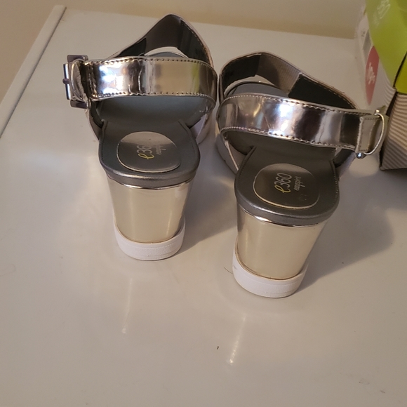 Shoes - Picture 4 of 5